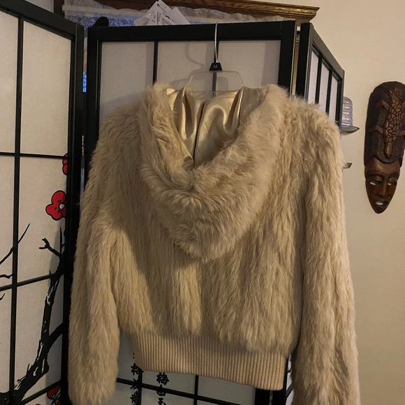 Warm up in this 💯 rabbit bomber style jacket with hood barely worn - Picture 4 of 10